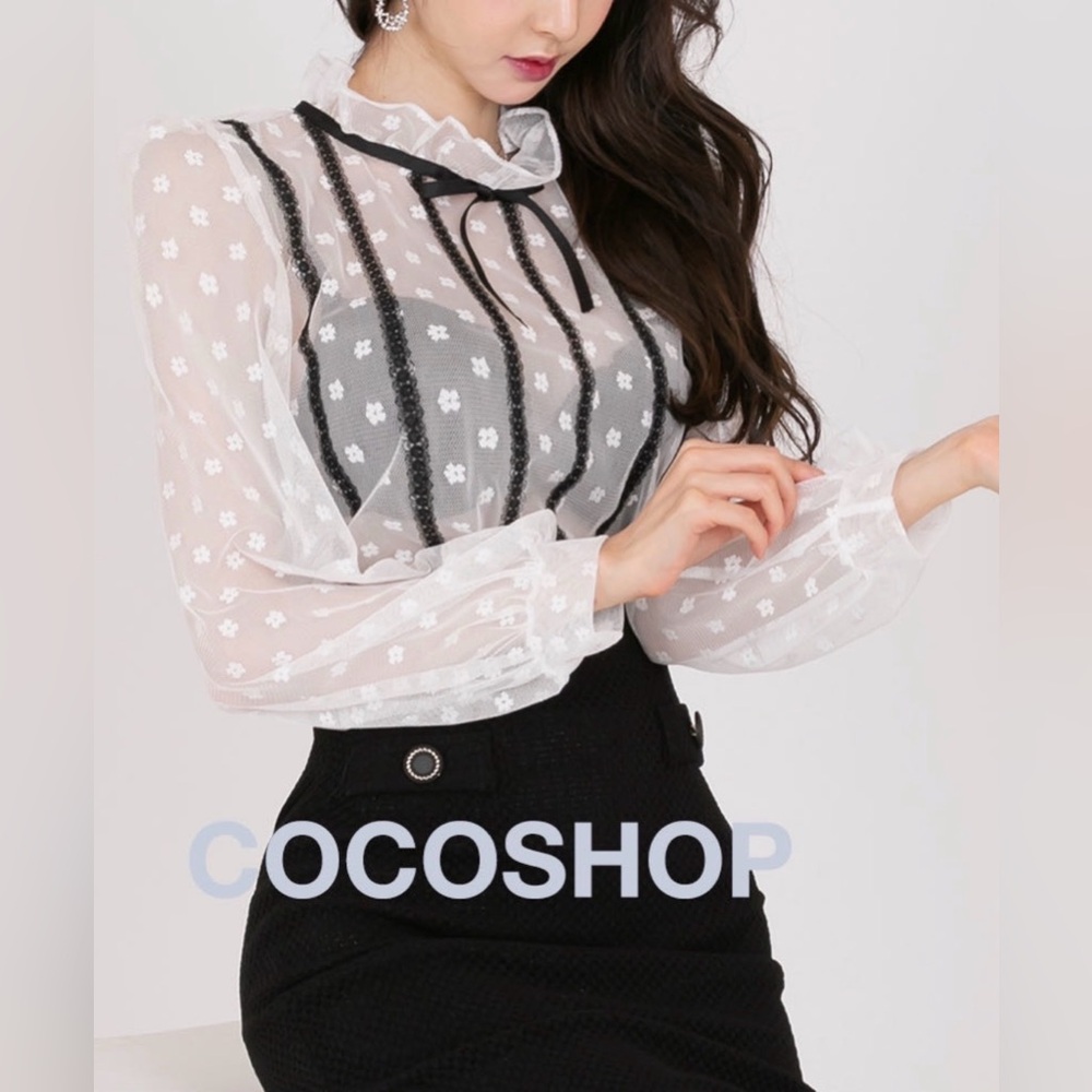$10gift🦊New Sexy  camillia fliwers  White Blouse with  velvet Black Stripes ties